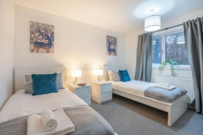 Modern 4 Bed House-Free Parking
